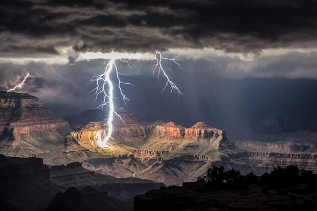 4. А это молния ударила в Гранд-Каньон бушует, захватывает дух, красиво, природа, стихия, фото