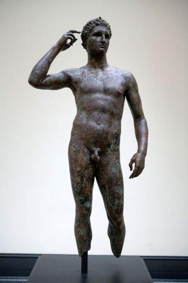 Греческая бронзовая статуя *Победоносный юноша*, Музей Гетти