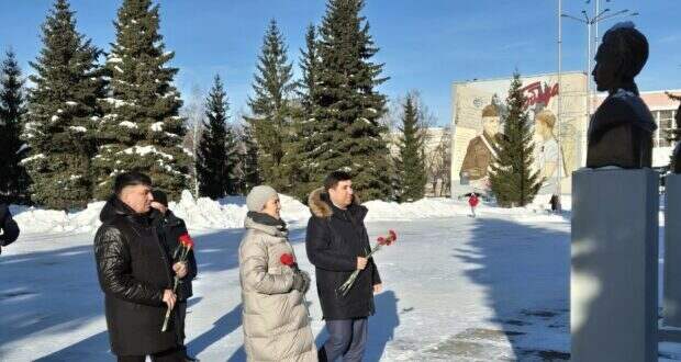 Данис Шакиров Галимҗан Ибраһимов бюстына чәчәкләр салды