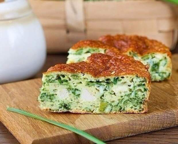 Безумно вкусно-нежный пирог с зеленым луком, курицей и сырной корочкой