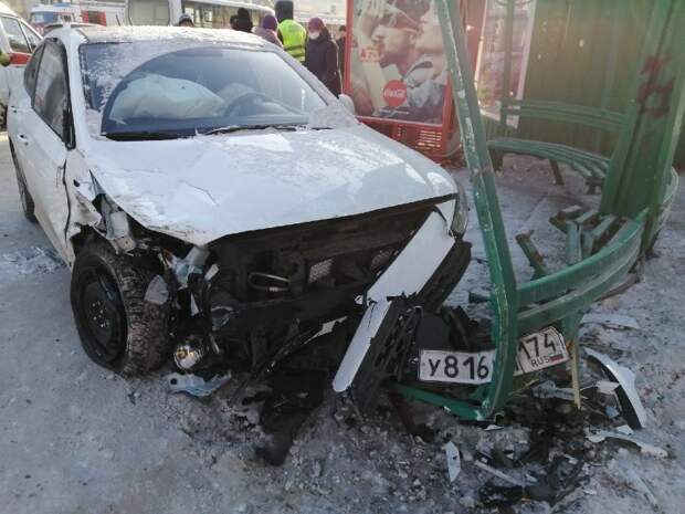 Авария дня. В Магнитогорске Hyundai въехал в остановку