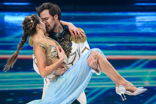 Фигуристку Викторию Синицину порезал конёк партнёра на ледовом шоу в Москве