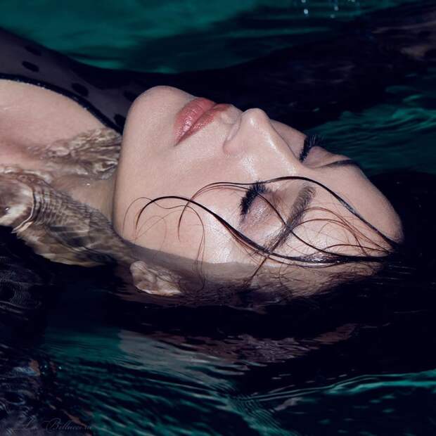 51-летняя Моника Белуччи в интригующей фотосессии в бассейне  красота, моника белуччи
