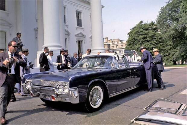 Стоимость заказного Lincoln Continental SS-100-X сделанного для JFK составила порядка $200 тысяч. Всего лишь в 28 раз дороже стоковой модели. По нынешнему курсу получается в районе $3,5 млн cadillac, авто, автомобили, бронированный авто, броня, гон, лимузин, президент