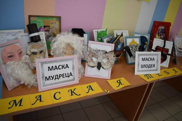Выставка масок на Синявинской. Фото: ГБОУ "Школа Перспектива".
