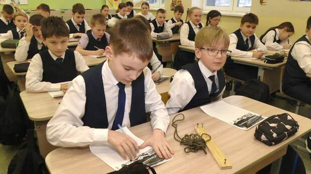 В школе Нижнекамска ученики изготавливают браслеты выживания и пишут письма бойцам СВО