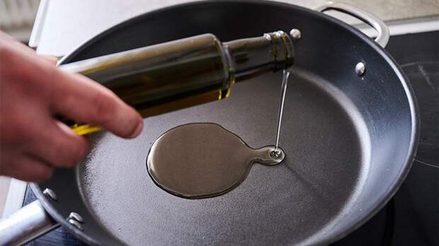 Врач рассказал о первых действиях при попадании горячего масла в глаз