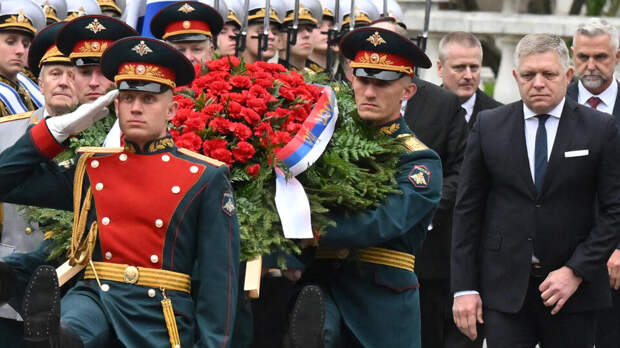 Фицо возложил цветы к Могиле Неизвестного Солдата в Москве