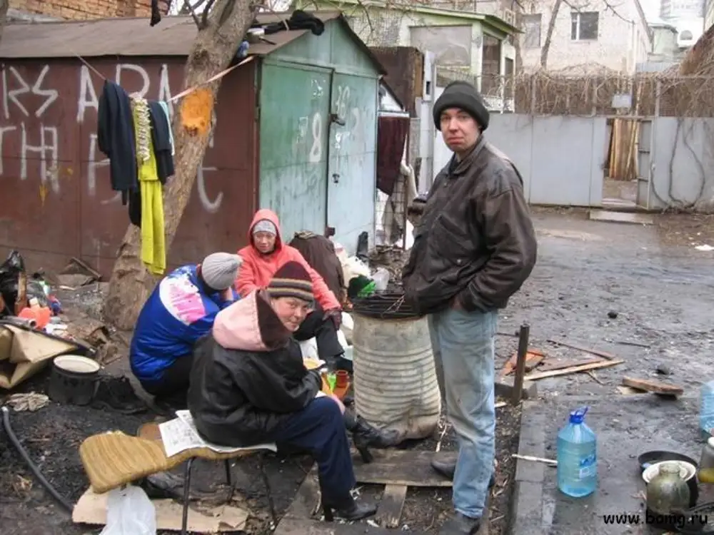 Фото бомжей возле мусорки