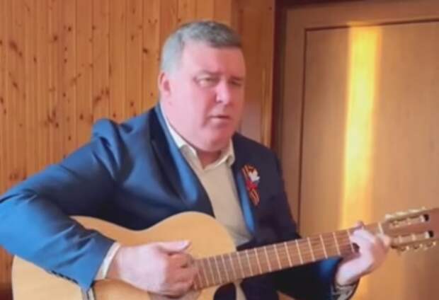 Глава администрации Тулы поздравил горожан с Днём Победы песней под гитару