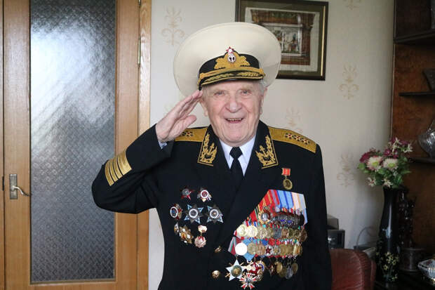 На параде Победы Путин сидит рядом со 100-летним ветераном войны