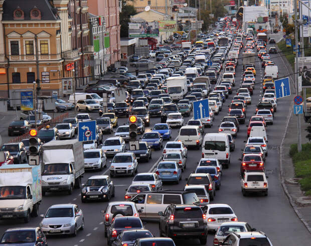 Украинцы массово бегут из Киева, огромные пробки на выездах из города (ВИДЕО)