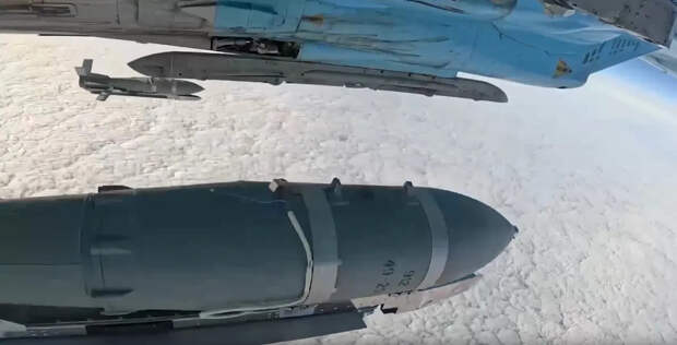 Больше бомб, меньше ресурса: Запад обсуждает оснащение Су-34 шестью ФАБ с УМПК