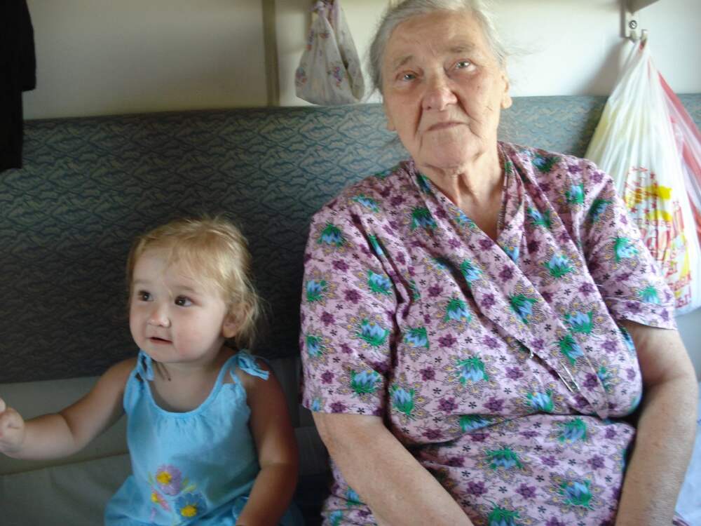 Правнучка 4. Прабабушка с правнучкой. Фото прабабушка и правнучка. Правнучки Галяпина. Фото прабабушки.