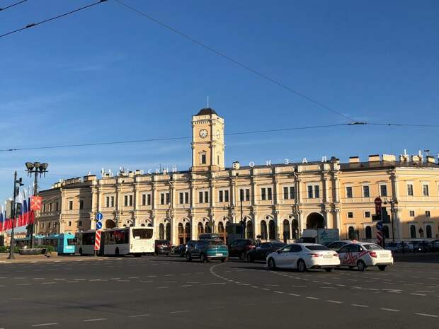 Рабочий упал с фасада Московского вокзала в Петербурге из‑за поломки гидравлики