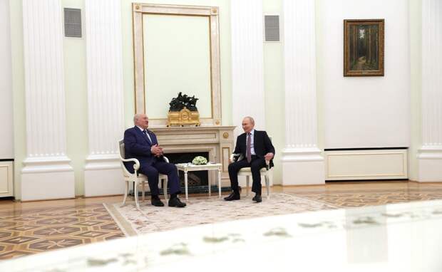 Лукашенко пошутил, что приехал бы в РФ на 9 Мая, даже если бы Путин был не рад