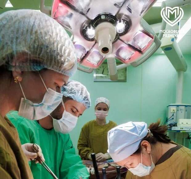 Московские врачи удалили пациентке кисту размером с дыню