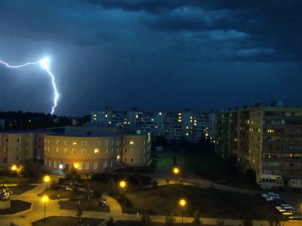 Город понятно. Ночной Ясный Оренбургская область. Г Ясный ночью. Трубы города Ясный. Ясный Оренбургская область ночью парк.