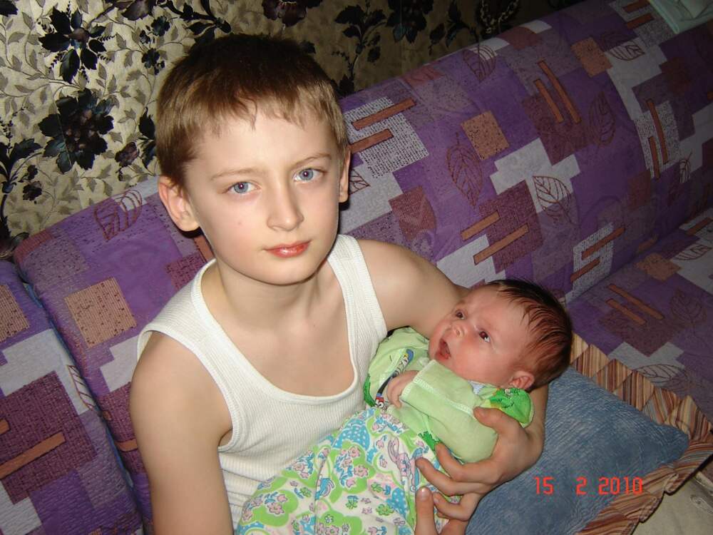 мама одевает сыну свою одежду. феминизация. мама одевает сыну сережки рассказы. феминизация юношей. мальчик который одевается в женское.