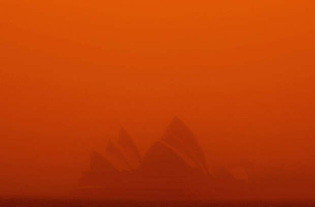 Сиднейский оперный зал в красной мгле