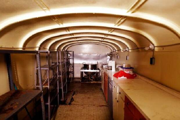 В бомбоубежище есть полностью оборудованная кухня (Ark Two, Канада). | Фото: newslocker.com.