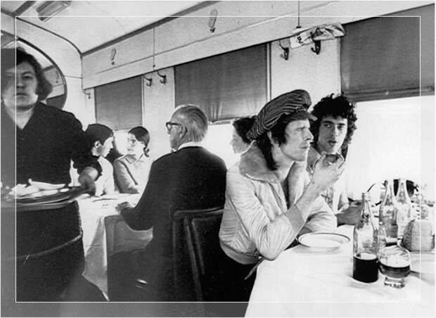 Дэвид Боуи и Джеф МакКормак в вагоне-ресторане во время турне по СССР.