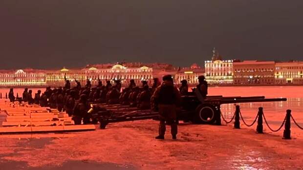 В Санкт-Петербурге прогремел салют в честь Дня защитника Отечества
