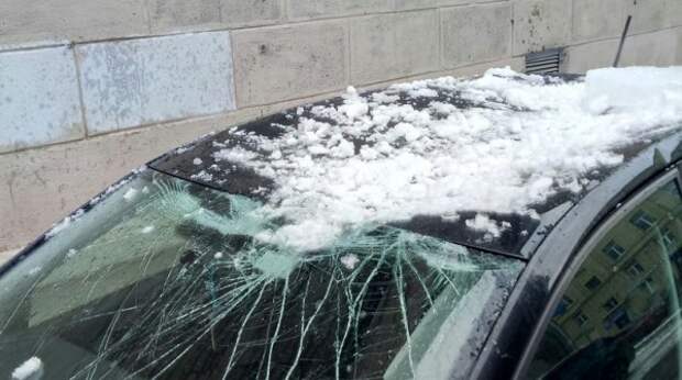 «Неадекват» в Туле: женщина разбила припаркованный автомобиль (ВИДЕО)