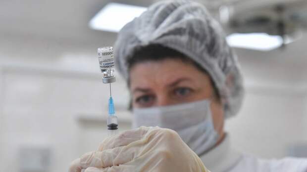 Песков оценил возможность введения обязательной вакцинации от COVID-19 в России