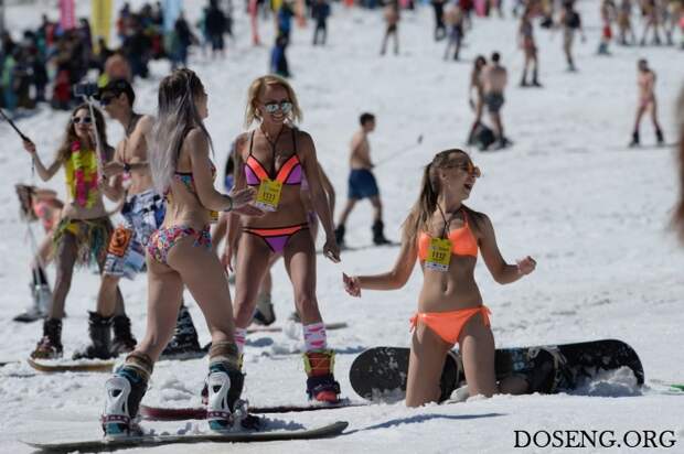 Девушки установили рекорд по горнолыжному спуску в бикини