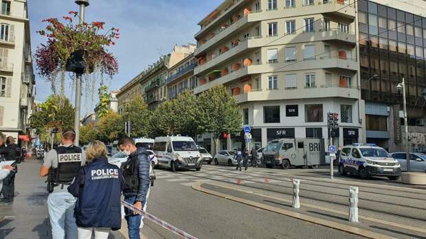 Мужчина трижды ударил себя ножом перед входом в здание полиции во Франции