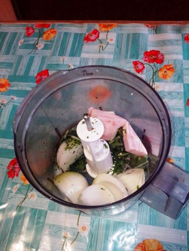 Фото №1 рецепта "Ханум в  сковородке" : Готовлю фарш. Измельчаю лук, зелень и кусочек копчёного сала.