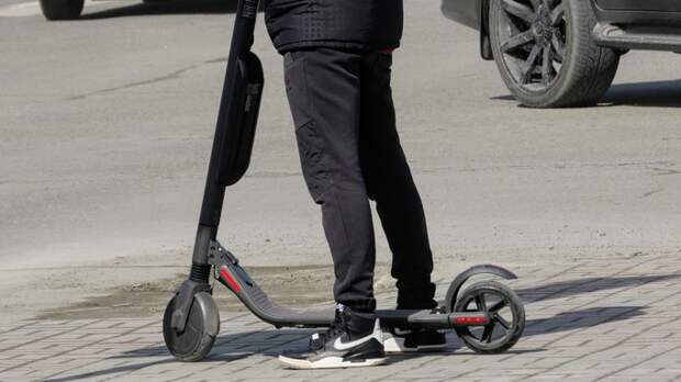 В Омске кикшеринговую компанию осудили за ДТП из-за валявшегося на дороге самоката