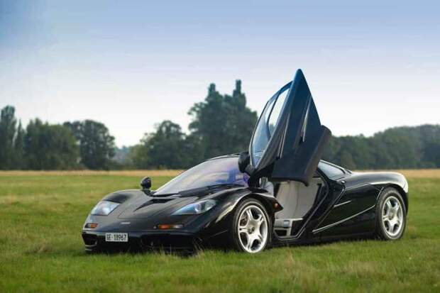 90-е ознаменовались появлением одной из самых впечатляющих машин в истории - McLaren F1. | Фото: automotive99.com