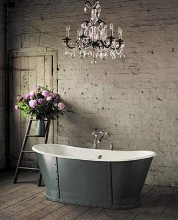Очень симпатичное оформление ванной комнаты с нестандартной ванной и очень необычными стенами.