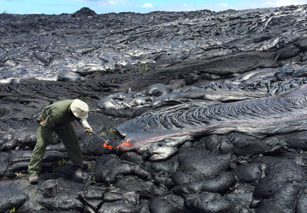 Ученые собирают свежие образцы лавы из вулкана Килауэа для химического анализа