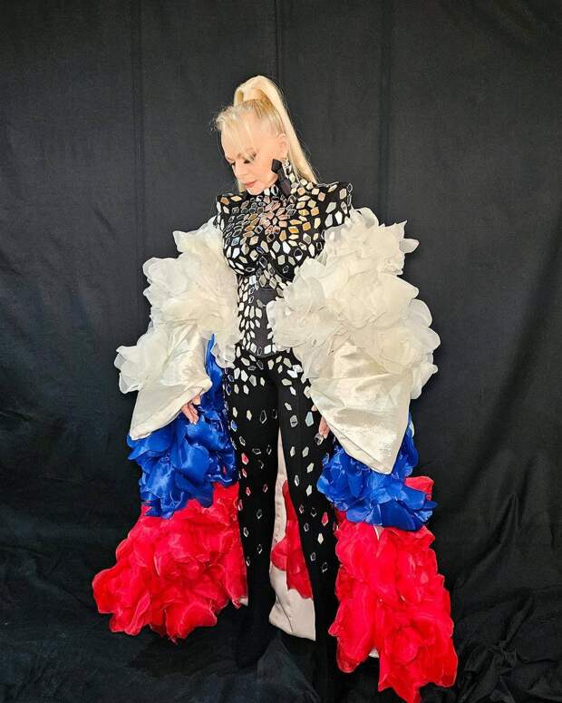 Ларису Долину обвинили в издевательстве над российским флагом