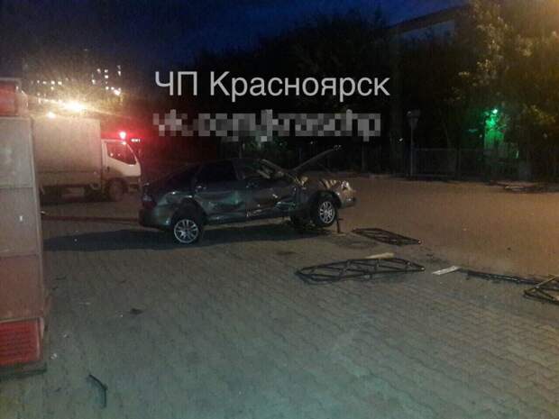 Разведенный пьяный водитель устроил аварию в Красноярске авария, авто авария, дтп, лада, прикол, пьяный, пьяный за рулем, развод