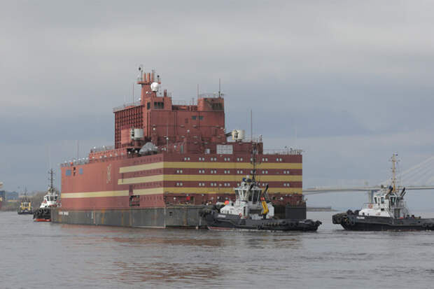 Первая в мире плавучая АЭС идет в Певек