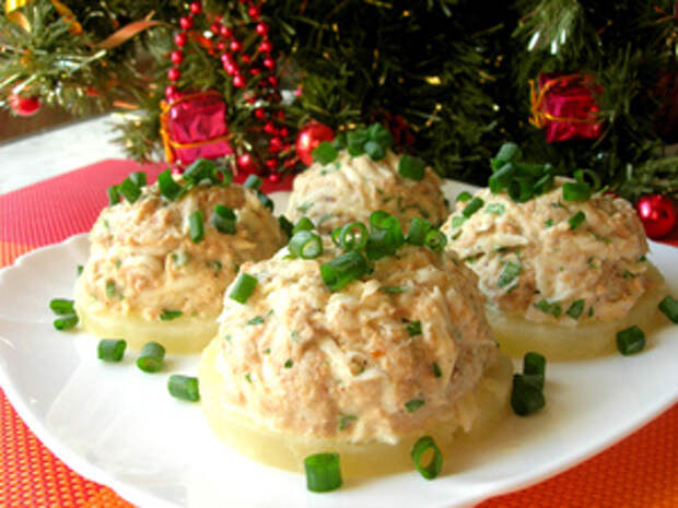 Фото к рецепту: Закуска с тунцом на ананасовых кольцах Фото к рецепту: Закуска с тунцом на ананасовых кольцах