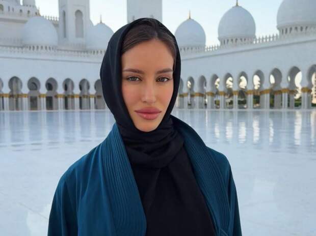 Элегантное платье и платок: беременная возлюбленная Тимати вышла в свет