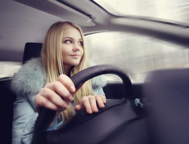 В пробке стоит девятка, а за рулём роскошная блондинка…
