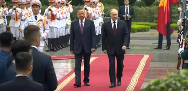 Владимир Путин совершает серию знаковых визитов в различные страны, демонстрируя активность в международных отношениях уже с момента вступления в должность президента России.