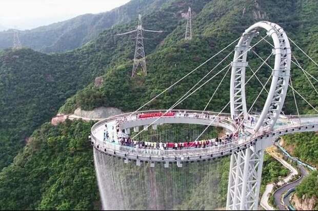 Huangtengxia Tianmen Sky Walkпохож на две пересекающихся теннисных ракетки (Гуандун, Китай). | Фото: news.sina.com.cn. Huangtengxia Tianmen Sky Walkпохож на две пересекающихся теннисных ракетки (Гуандун, Китай). | Фото: news.sina.com.cn.