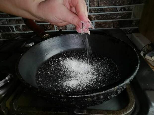 Щепотка соли предотвратит разбрызгивание масла на сковороде / Фото: yandex.ua