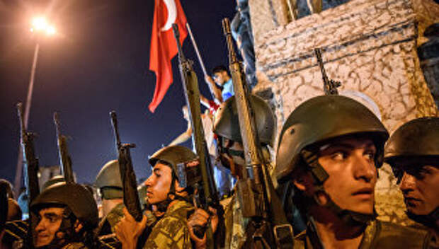 Турецкие военнослужащие во время протеста против военного переворота на площади Таксим в Стамбуле. 16 июля 2016