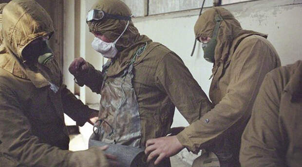 Опасная смесь Почти двести тонн расплавленного ядерного топлива секунда за секундой уничтожали стальную прослойку над водными резервуарами. Пять миллионов галлонов воды использовались на станции как теплоноситель, отделяла же воду от ядра обычная, пусть и толстая бетонная стена. Расплавленная активная зона прожигала плиту насквозь, пробираясь к воде.