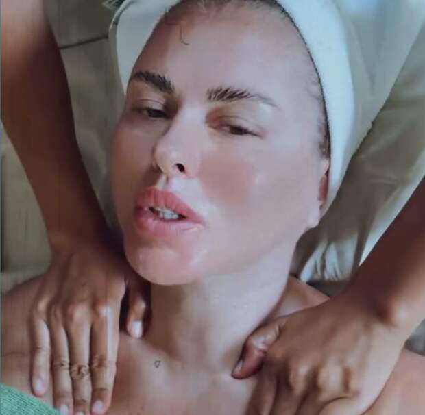 Певица Анна Семенович опубликовала видео без одежды