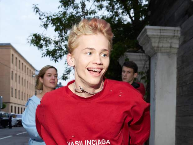 Приемный отец Дани Милохина устроился грузчиком, чтобы прокормить семью за границей