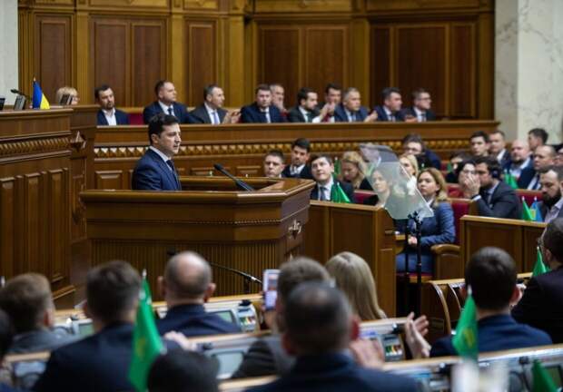 Электоральная поддержка Зеленского уходит к пророссийской оппозиции 